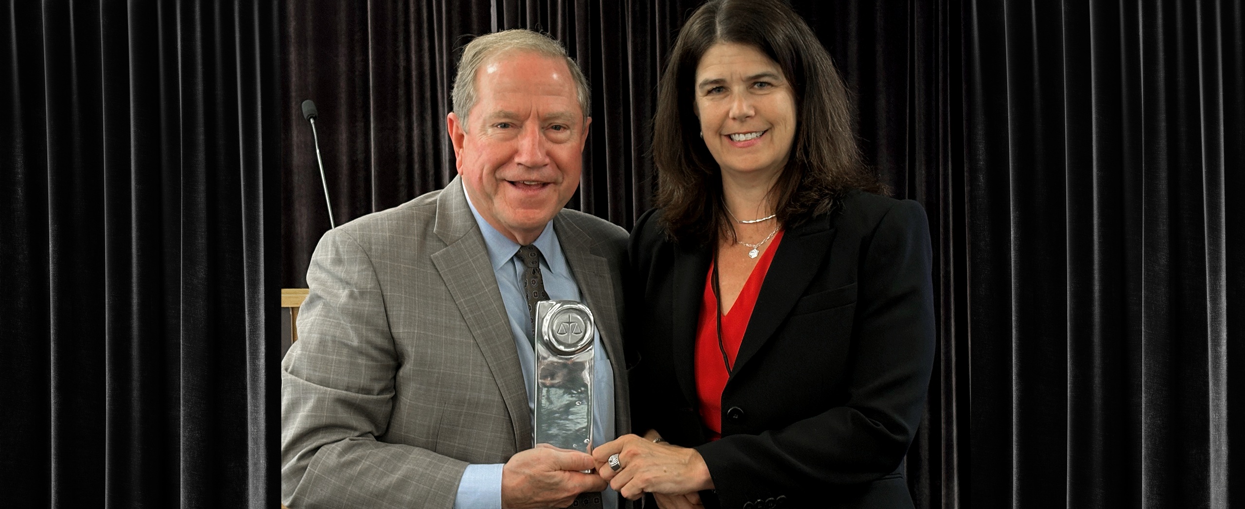 American Bar Association President Bill Bay accepts the 2025 OBA President's Award from Ontario Bar Association President Kathryn Manning